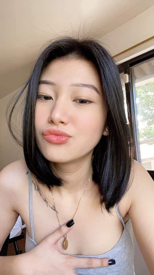 Cô gái gầy gò và quyến rũ khoe mặt và thủ dâm trong đôi tất đen, đôi giày cao cổ hấp dẫn đến nỗi bạn không thể khép chặt cái lồn hồng của mình lại