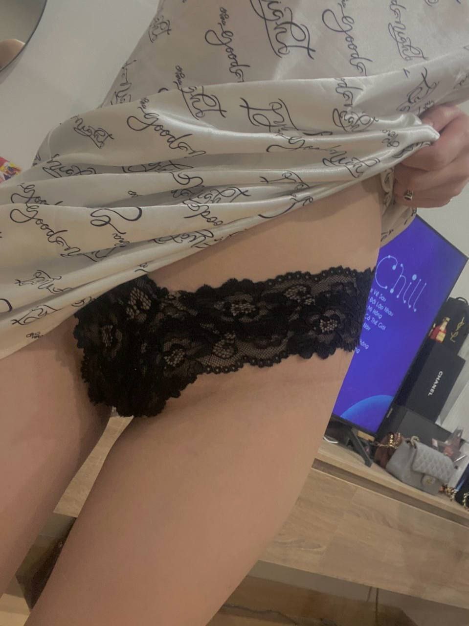 2 người phụ nữ trưởng thành cùng quen một cậu trai trẻ qua tinder